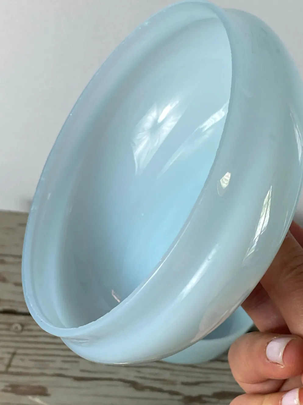 Bonbonnière en verre opalin bleu