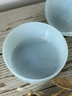 Bonbonnière en verre opalin bleu