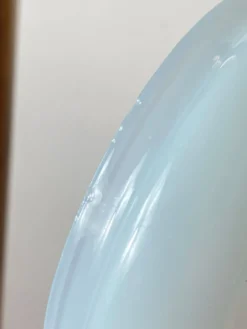 Bonbonnière en verre opalin bleu