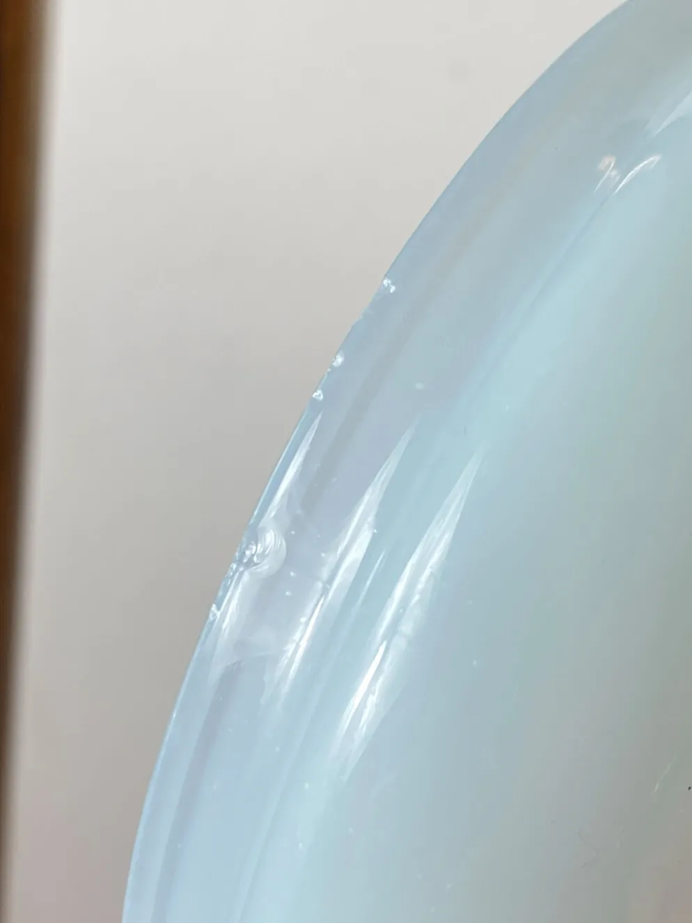 Bonbonnière en verre opalin bleu