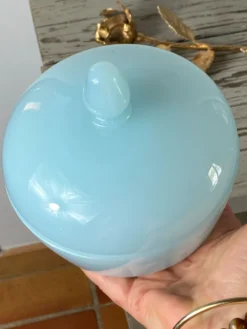 Bonbonnière en verre opalin bleu