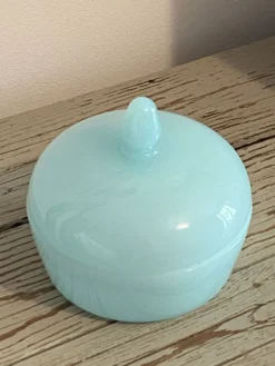 Bonbonnière en verre opalin bleu