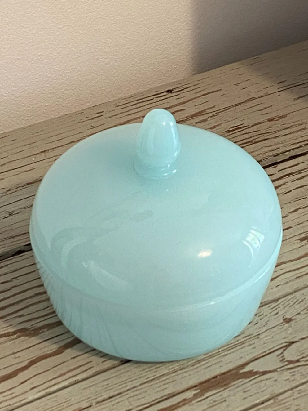 Bonbonnière en verre opalin bleu