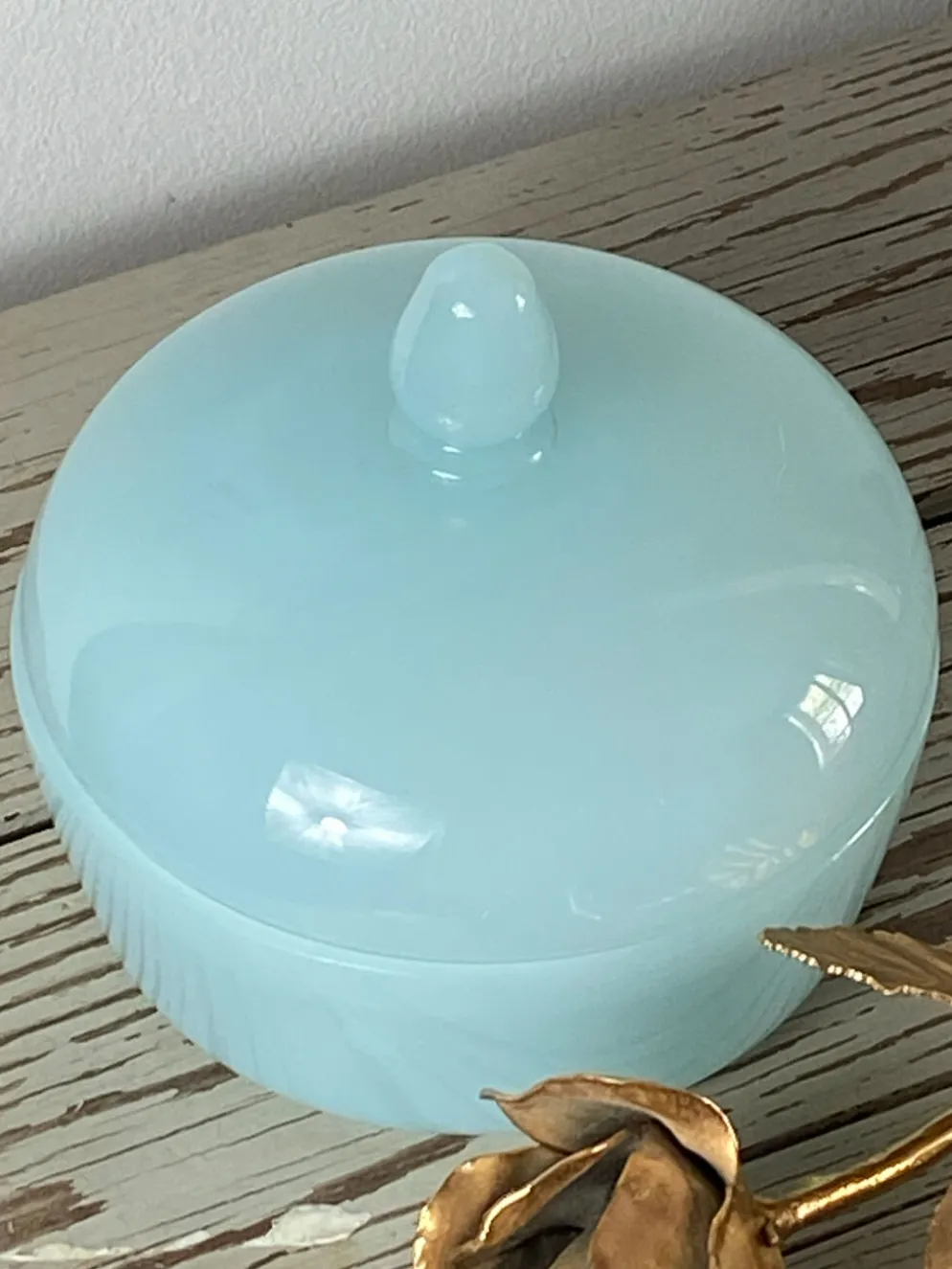 Bonbonnière en verre opalin bleu