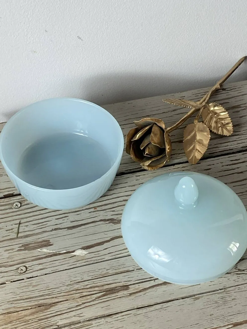 Bonbonnière en verre opalin bleu