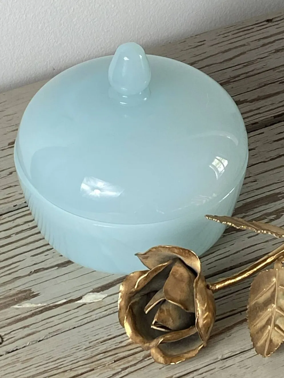 Bonbonnière en verre opalin bleu