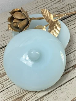 Bonbonnière en verre opalin bleu