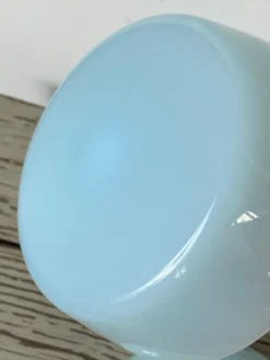 Bonbonnière en verre opalin bleu