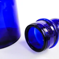 Bonbonnière moderne du milieu du siècle, en verre cobalt, conçue par M. Gołogórski, Pologne, années 1970.