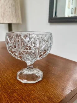 Bonbonnière ou sucrier en verre taillé – Italy