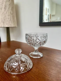 Bonbonnière ou sucrier en verre taillé – Italy