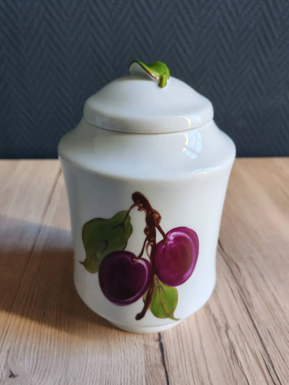 Bonbonnière, pot à confiture en porcelaine motif prunes peint main, signée
