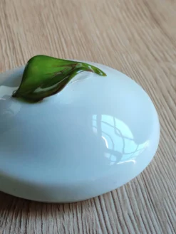 Bonbonnière, pot à confiture en porcelaine motif prunes peint main, signée