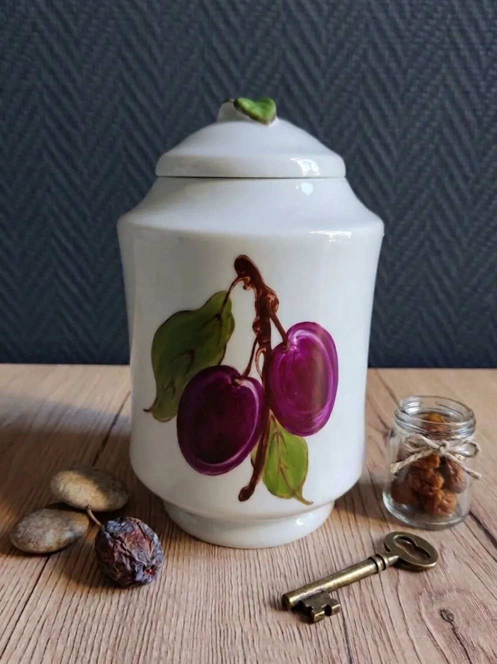 Bonbonnière, pot à confiture en porcelaine motif prunes peint main, signée