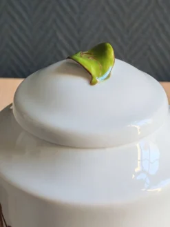 Bonbonnière, pot à confiture en porcelaine motif prunes peint main, signée