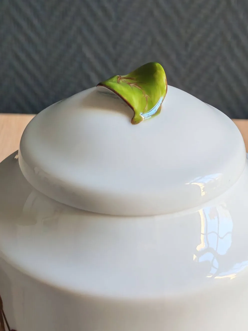 Bonbonnière, pot à confiture en porcelaine motif prunes peint main, signée