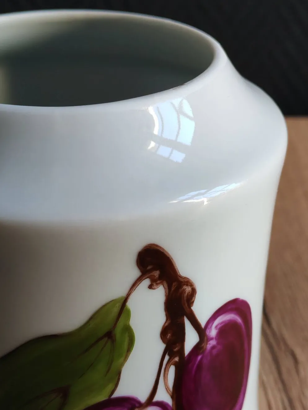 Bonbonnière, pot à confiture en porcelaine motif prunes peint main, signée