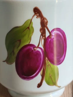 Bonbonnière, pot à confiture en porcelaine motif prunes peint main, signée