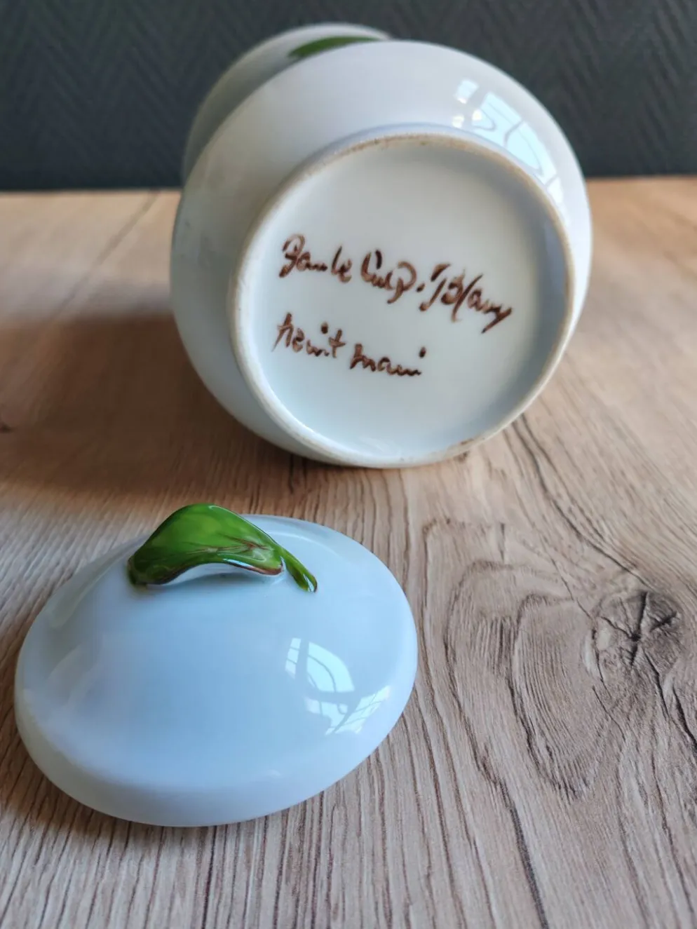 Bonbonnière, pot à confiture en porcelaine motif prunes peint main, signée