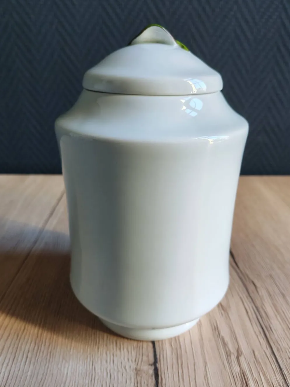 Bonbonnière, pot à confiture en porcelaine motif prunes peint main, signée
