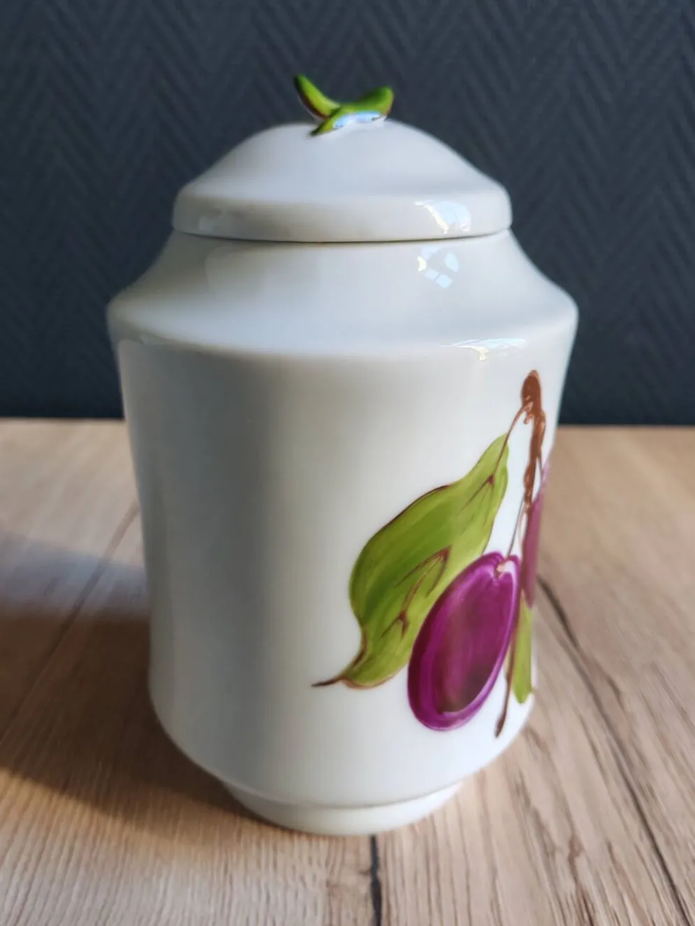 Bonbonnière, pot à confiture en porcelaine motif prunes peint main, signée