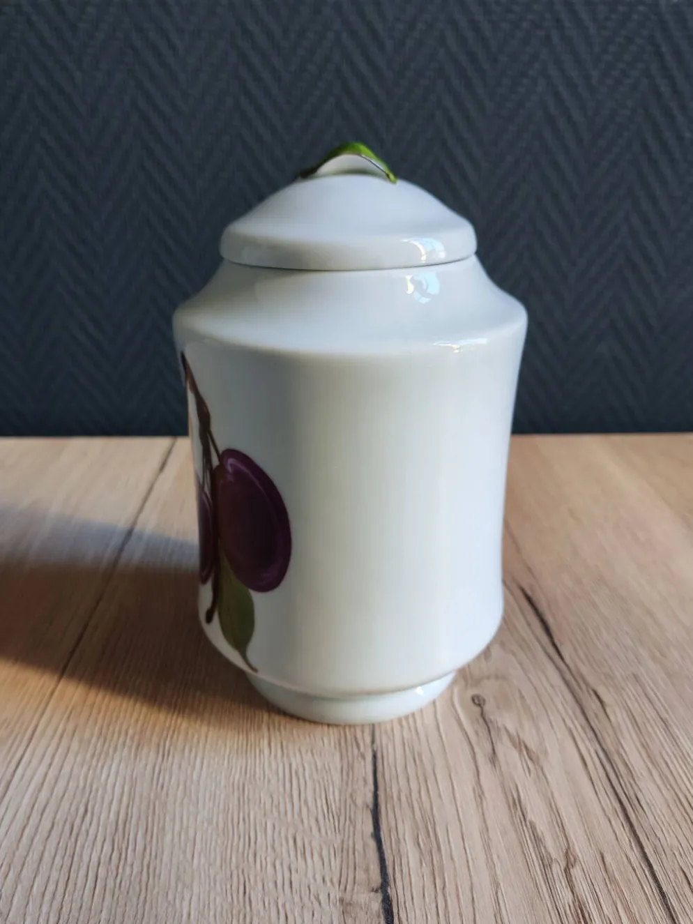 Bonbonnière, pot à confiture en porcelaine motif prunes peint main, signée
