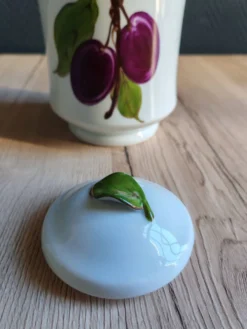 Bonbonnière, pot à confiture en porcelaine motif prunes peint main, signée