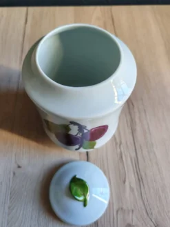 Bonbonnière, pot à confiture en porcelaine motif prunes peint main, signée