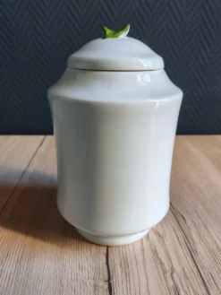 Bonbonnière, pot à confiture en porcelaine motif prunes peint main, signée