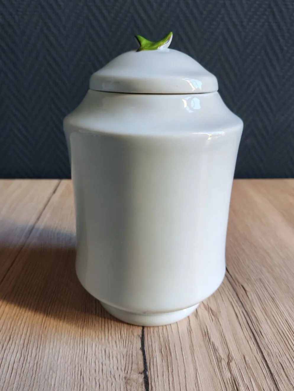 Bonbonnière, pot à confiture en porcelaine motif prunes peint main, signée