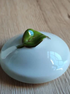 Bonbonnière, pot à confiture en porcelaine motif prunes peint main, signée