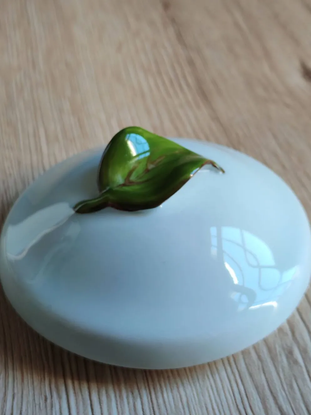 Bonbonnière, pot à confiture en porcelaine motif prunes peint main, signée