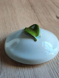 Bonbonnière, pot à confiture en porcelaine motif prunes peint main, signée