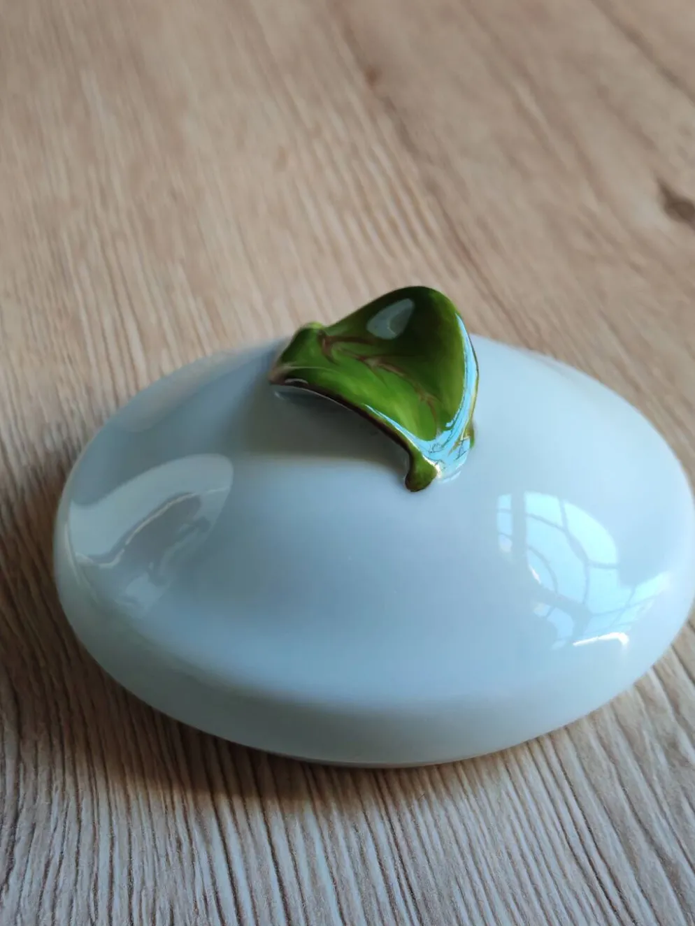 Bonbonnière, pot à confiture en porcelaine motif prunes peint main, signée