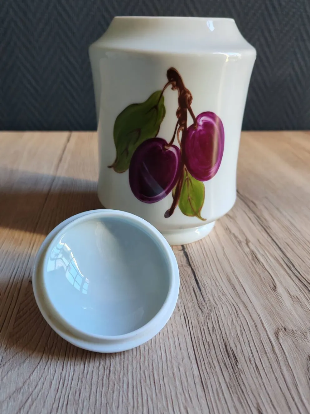 Bonbonnière, pot à confiture en porcelaine motif prunes peint main, signée