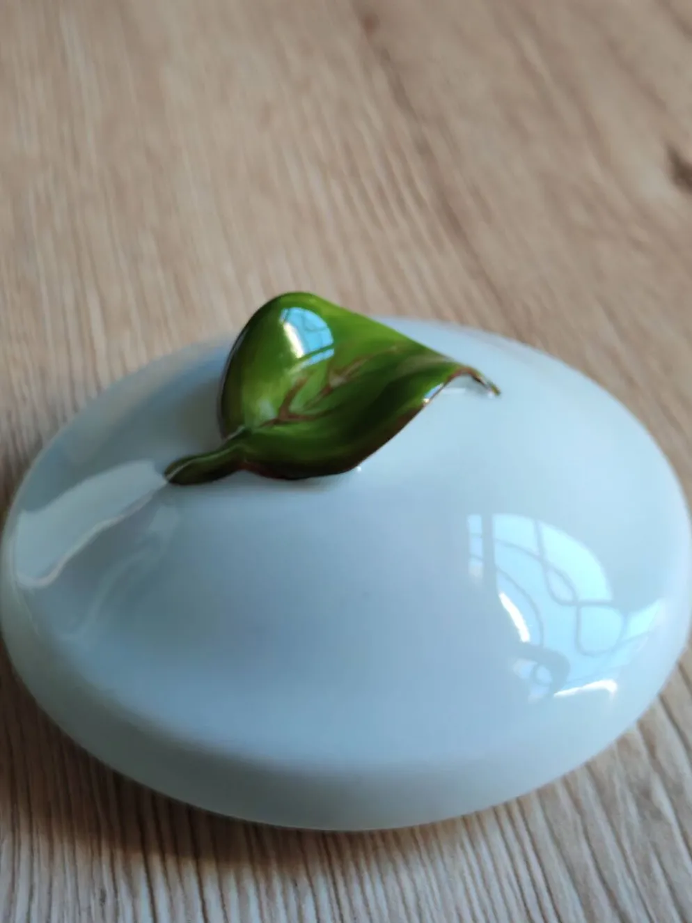 Bonbonnière, pot à confiture en porcelaine motif prunes peint main, signée