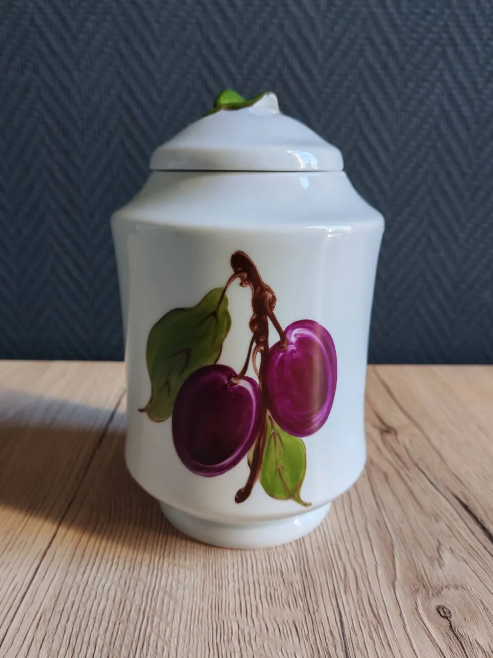 Bonbonnière, pot à confiture en porcelaine motif prunes peint main, signée
