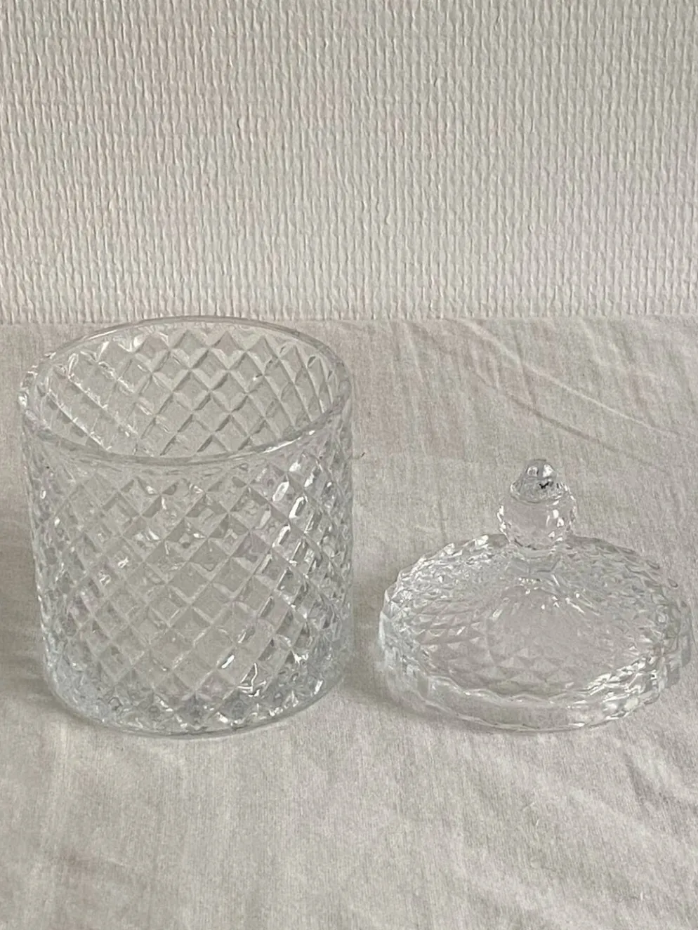 Bonbonnière / pot à coton en verre moulé effet cristal