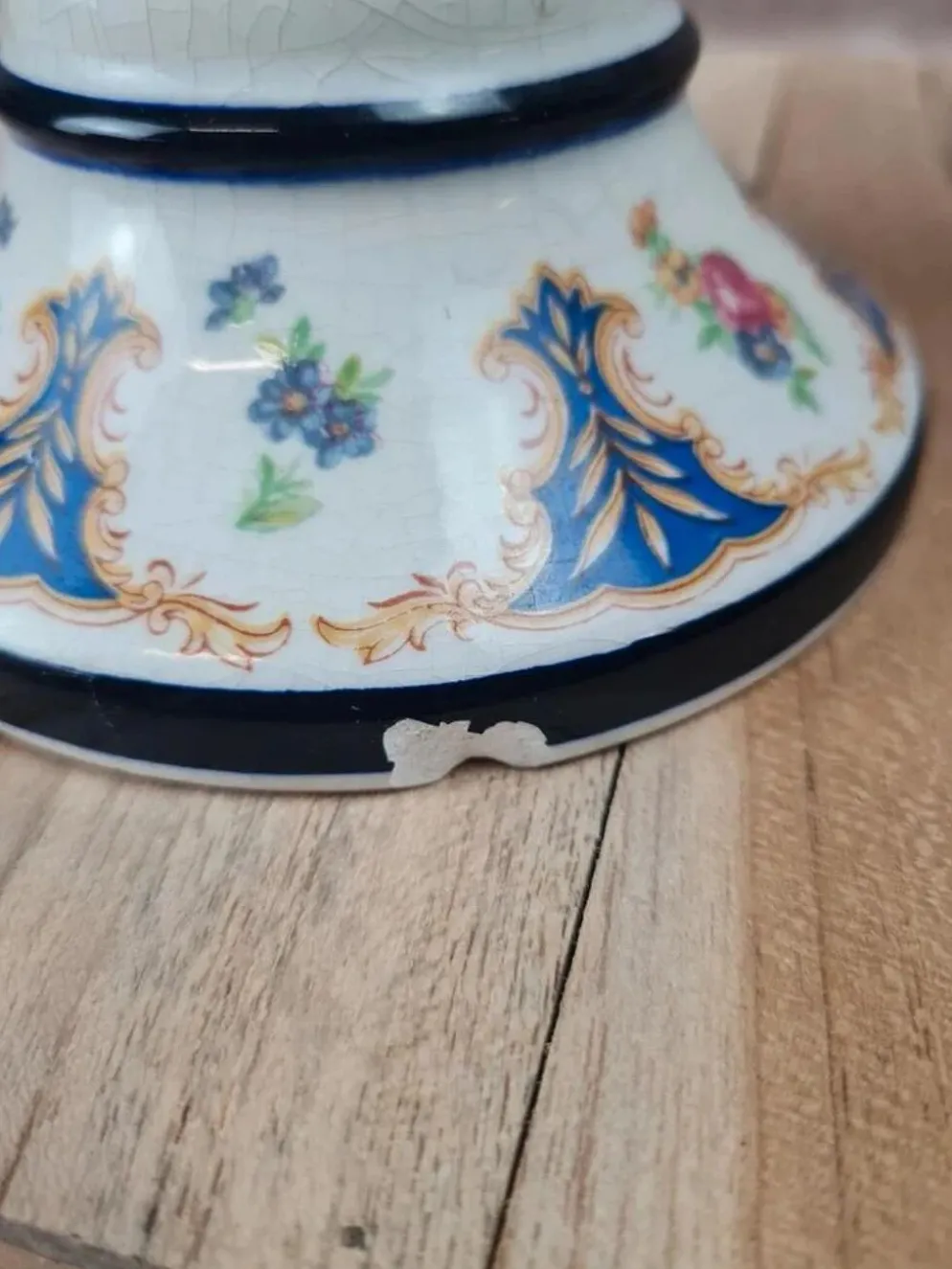 Bonbonnière sur pied vintage avec couvercle – décor bleu et fleurs – pot couvert céramique