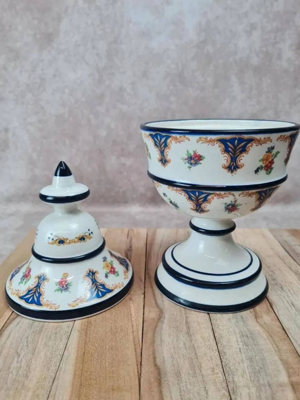 Bonbonnière sur pied vintage avec couvercle – décor bleu et fleurs – pot couvert céramique