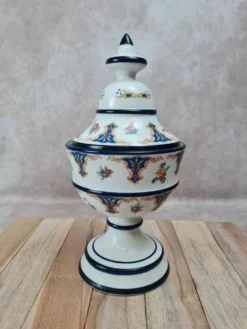 Bonbonnière sur pied vintage avec couvercle – décor bleu et fleurs – pot couvert céramique