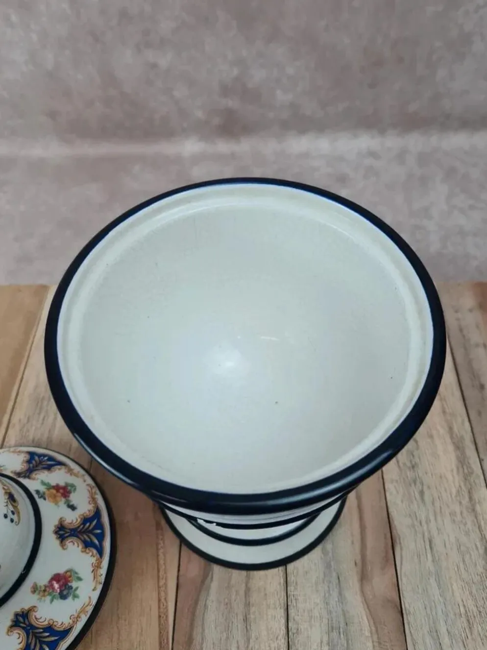 Bonbonnière sur pied vintage avec couvercle – décor bleu et fleurs – pot couvert céramique