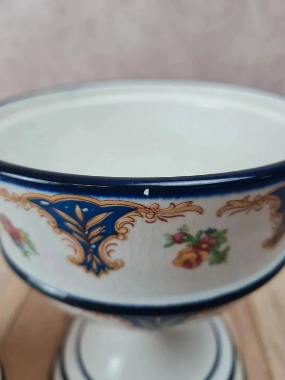 Bonbonnière sur pied vintage avec couvercle – décor bleu et fleurs – pot couvert céramique