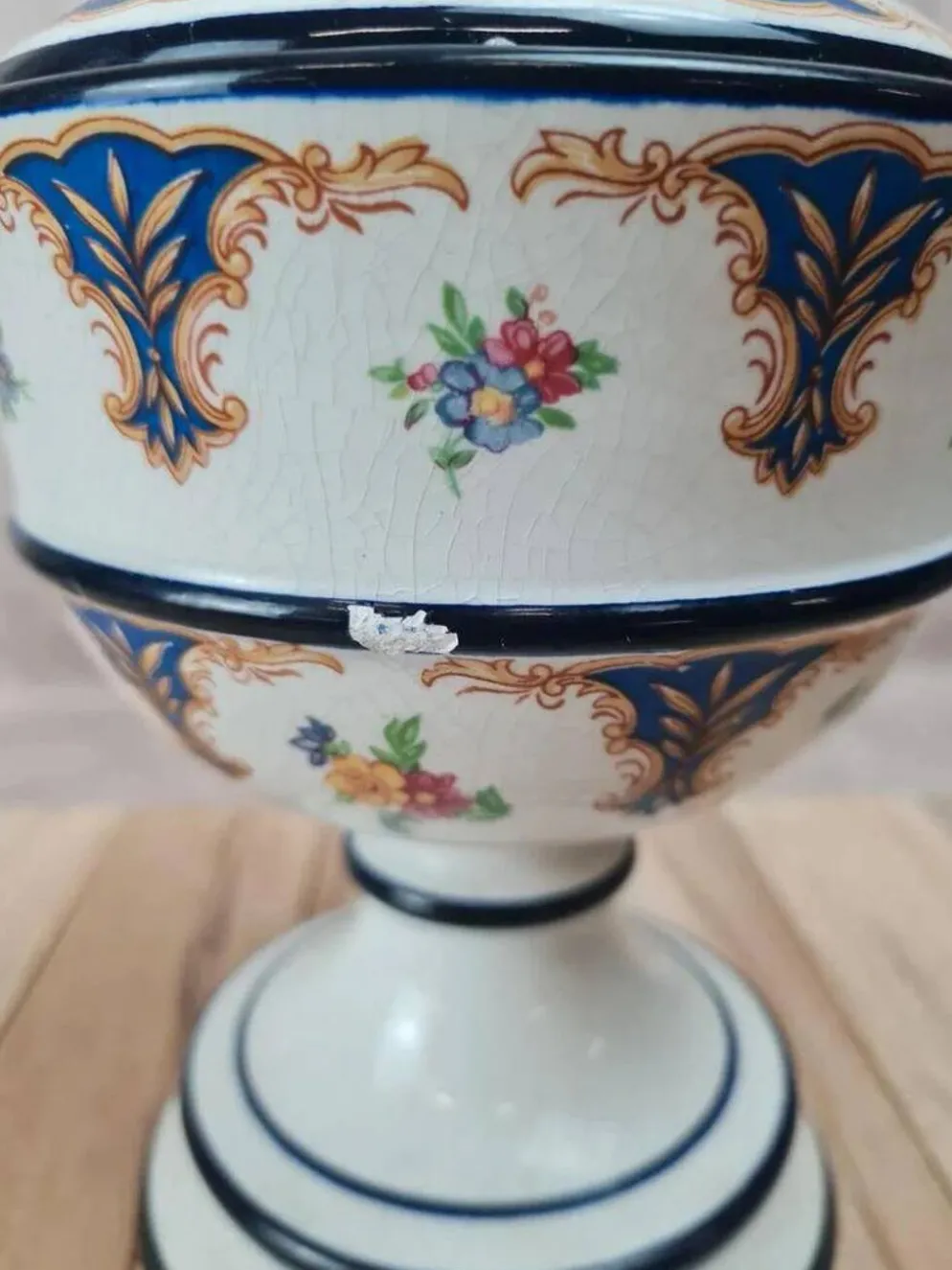 Bonbonnière sur pied vintage avec couvercle – décor bleu et fleurs – pot couvert céramique