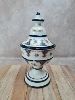 Bonbonnière sur pied vintage avec couvercle – décor bleu et fleurs – pot couvert céramique