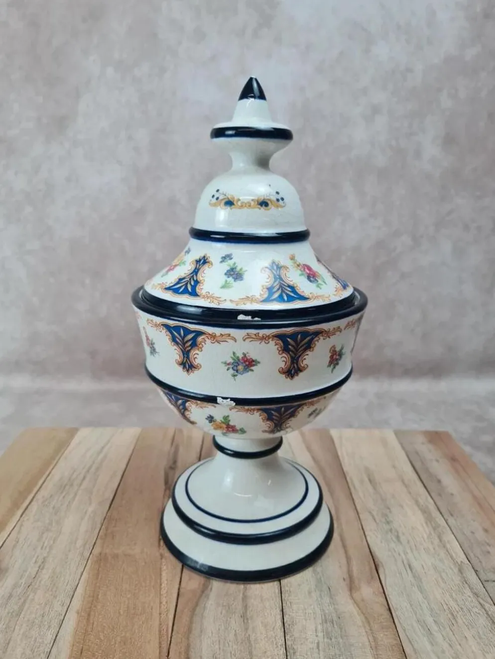 Bonbonnière sur pied vintage avec couvercle – décor bleu et fleurs – pot couvert céramique