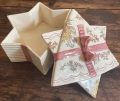 bonbonnière étoile Sarreguemines U&C – modèle Louis XV – trompe-l’œil ruban