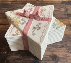 bonbonnière étoile Sarreguemines U&C – modèle Louis XV – trompe-l’œil ruban