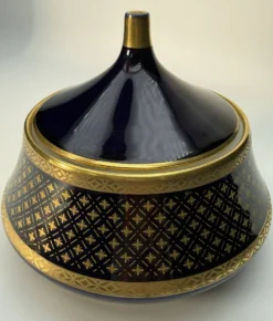 Bonbonnière vintage en porcelaine bleu cobalt et dorée
