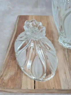 Bonbonnière vintage en verre moulé givré – décor floral